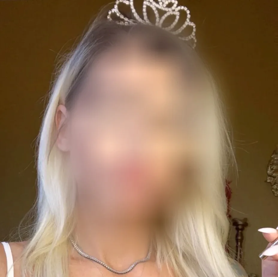 Amira, 35